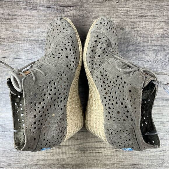 Toms Ankle Boots Womens~Desert Wedge Tan Suede Lace Up Shoes~Size W9 (301213) - Picture 7 of 9